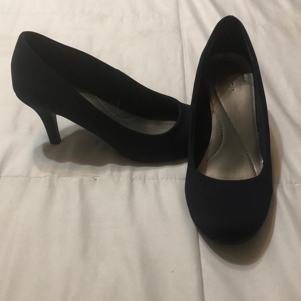 East 5th Navy Pumps